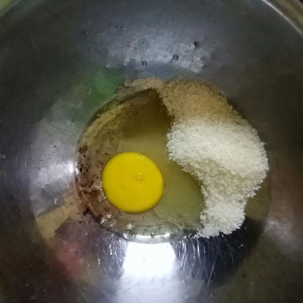 Kocok telur dan gula hingga berbusa.