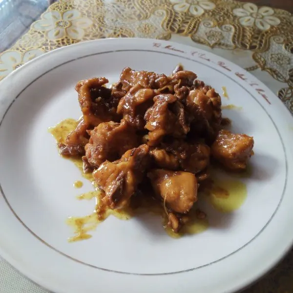 Ayam bumbu geseng siap di sajikan.