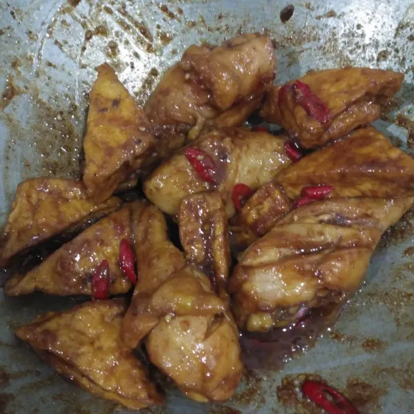 Masak sampai bumbu meresap dan kuah menyusut. Koreksi rasa.