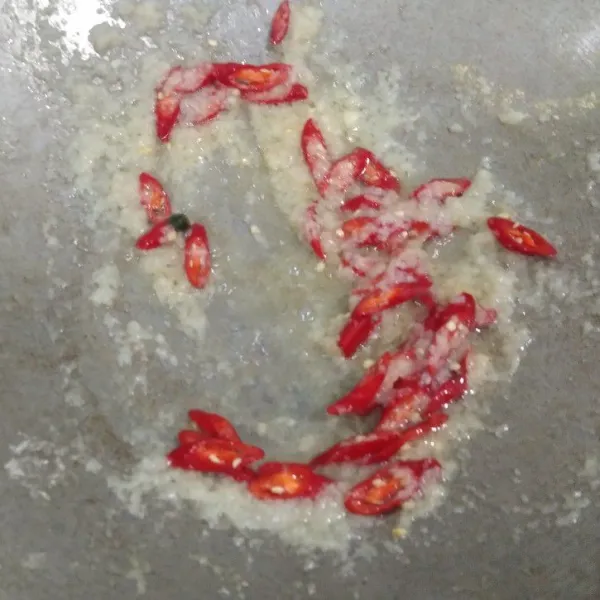 Masukkan cabe keriting, lada bubuk, pala bubuk, kaldu bubuk, dan garam.