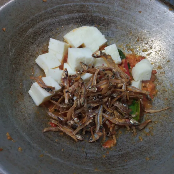 Masukkan putih telur dan teri. Aduk rata.