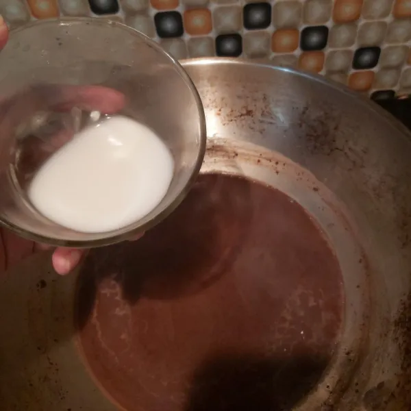Larutkan 1 sdt tepung maizena dan 50 ml air kemudian tuang ke coklat. Aduk terus hingga memadat.