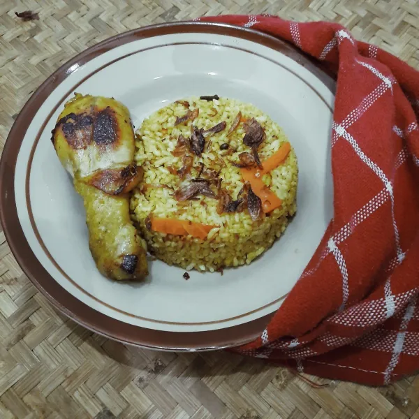 Nasi Kabsah Ricecooker siap dinikmati, Sajikan selagi hangat. Menu ini cocok banget dilist buat menu buka puasa nanti. Selamat mencoba teman-teman.