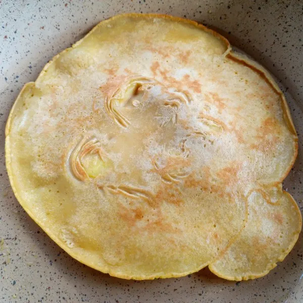 Olesi wajan dengan sedikit margarine, lalu tuang dua sendok sayur adonan, bolak-balik dan panggang hingga matang.