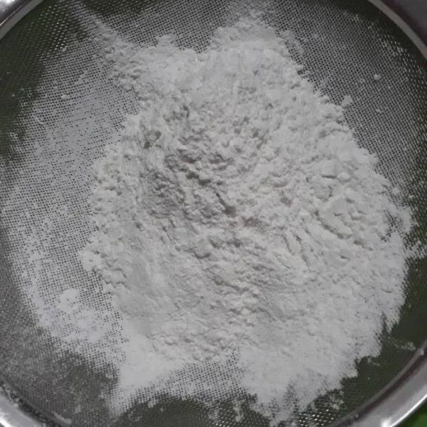 Ayak tepung beras dan tepung ketan sebelum dicampur rata.