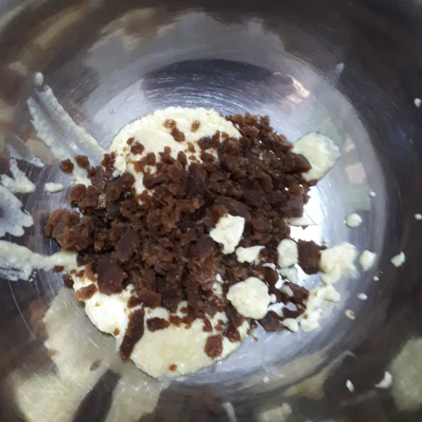 Mixer butter, mascarpone dan gula aren sampai lembut, kira-kira 5 menit.