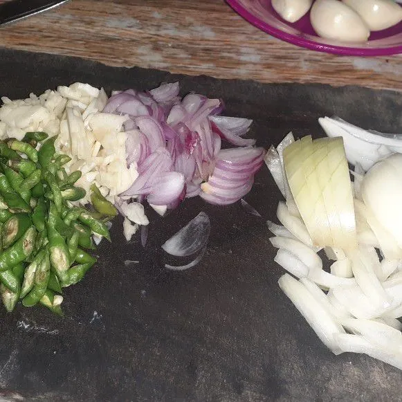 Potong kecil bawang merah, bawang putih, bawang bombay dan cabai.