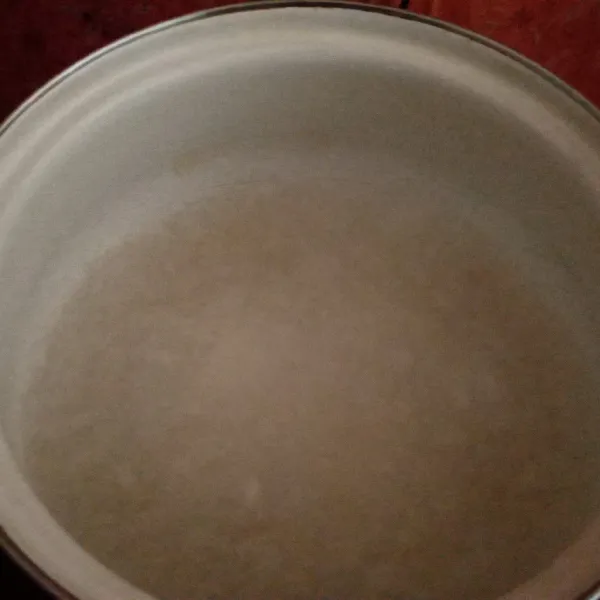 Rebus 200 ml air setelah mendidih masukkan bumbu iris.