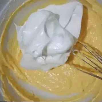 Masukkan ke dalam adonan kuning telur sedikit demi sedikit 3 tahap sambil diaduk rata.