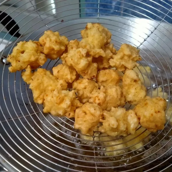 Ambil adonan sedikit-sedikit seperti mencubit. Lalu goreng dalam minyak panas cenderung kecil. Setelah matang, angkat dan tiriskan. Siap disajikan.