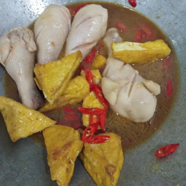 Tambahkan air, dan kecap.