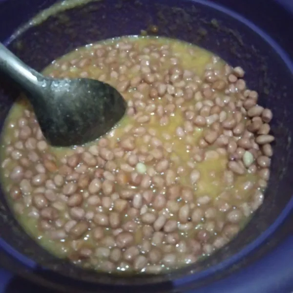 Masukkan kacang tanah pada adonan basah, aduk hingga tercampur rata.