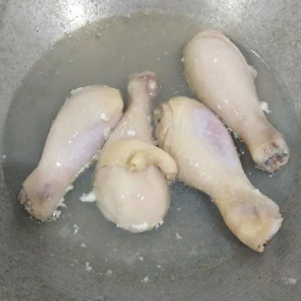 Bersihkan paha ayam. Rebus paha ayam setengah matang. Cuci kembali sampai bersih.