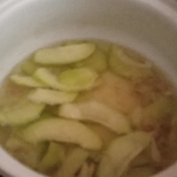 Setelah air rebusan berbau harum masukkan labu siam.