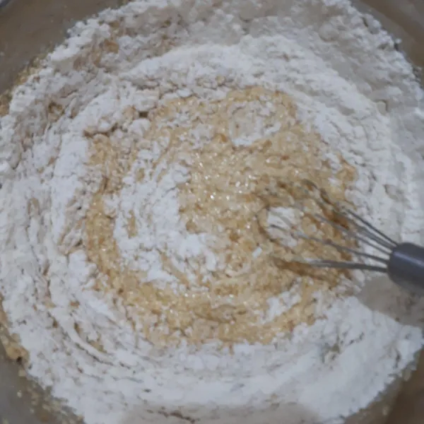 Masukkan tepung yang sudah bercampur dengan garam dan baking soda. Ratakan dengan whisk.
