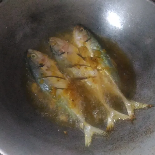 Panaskan minyak goreng secukupnya. Goreng ikan sampai matang.