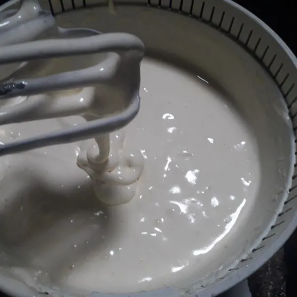 Mixer hingga kental berjejak.