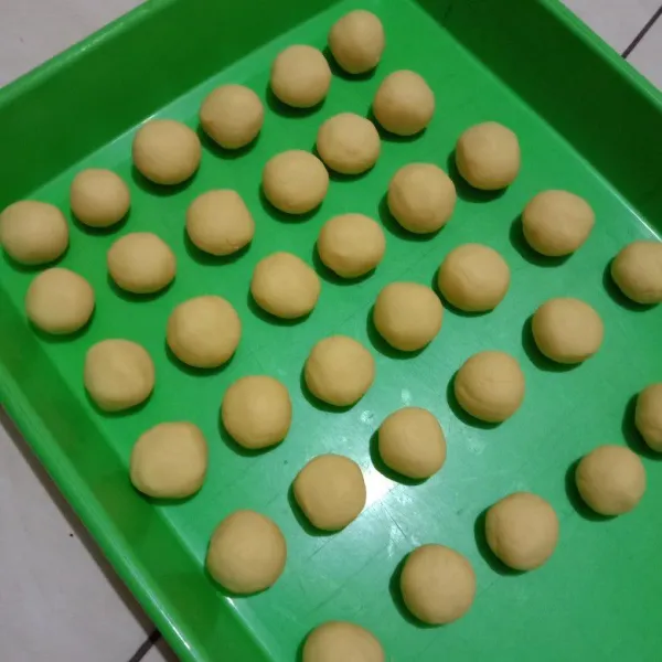 bentuk adonan menjadi bulatan2 kecil atau sesuai selera