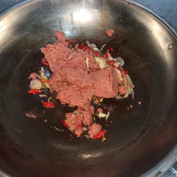 Masukkan daging cincang ke dalam wajan, aduk hingga merata. Masak hingga 5 menit.
