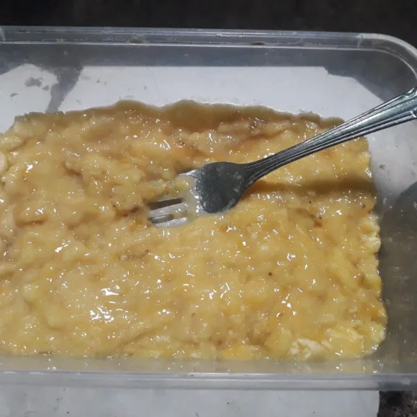 Lumatkan pisang raja dengan garpu,sisihkan.