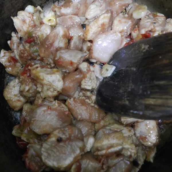 Masukkan ayam, koreksi rasa dengan garam dan lada, kemudian masak hingga matang.