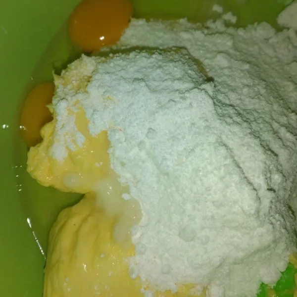 Campur butter, mentega, gula halus dan telur kemudian mixer hingga rata.