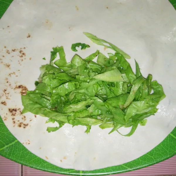 Potong lettuce memanjang lalu masukkan bawang bombay.