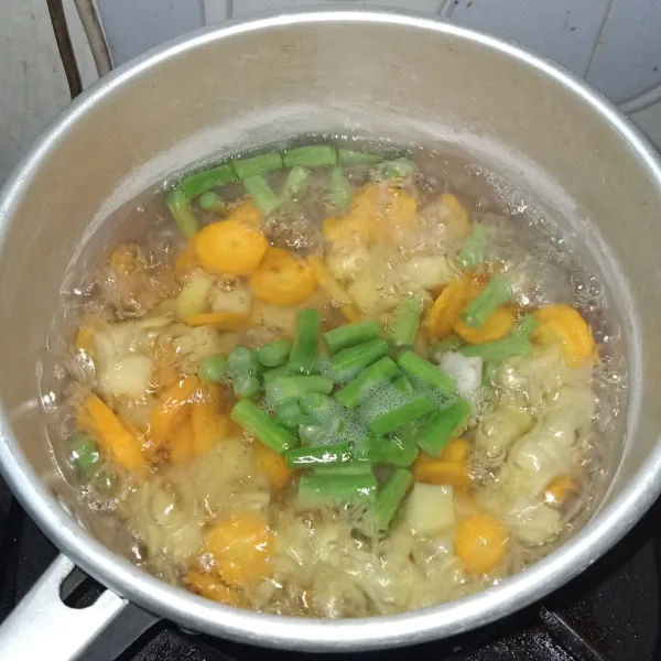 Masak air sampai mendidih lalu masukkan wortel, kentang, buncis tunggu sampai bahan2 empuk.