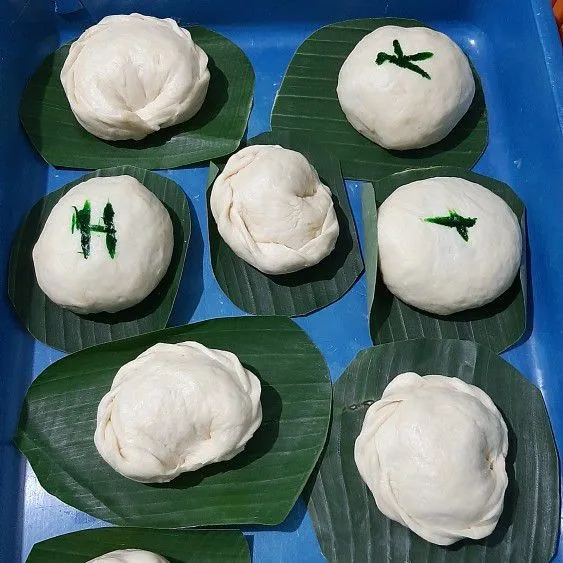 Isi adonan dengan isian kacang ijo tadi, bentuk sesuai keinginan.