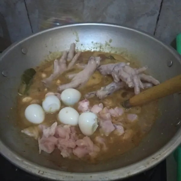 Masukkan ayam, telur puyuh dan ceker. Rebus hingga daging ayam berubah warna.