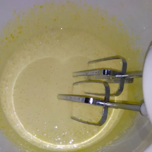Campur gula halus dan Filma margarin,aduk dengan mixer sampai bercampur rata. Masukkan kuning telur satu persatu dan aduk rata hingga mengembang.