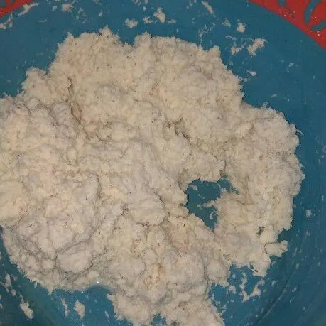 Parut singkong dan kelapa lalu peras sampai airnya habis.