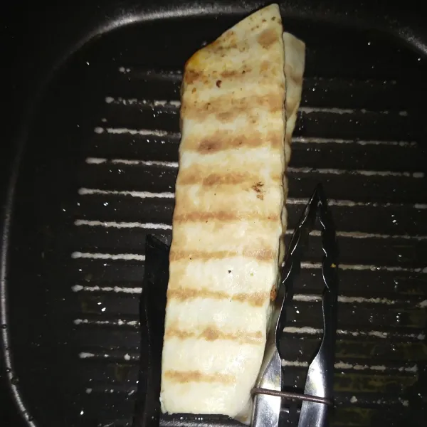 Olesi teflon dengan margarin lalu panggang kebab hingga tiap sisi kecoklatan. Padatkan dengan menekan tiap sisi menggunakan cake tong atau spatula agar bentuk kebab cantik.