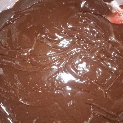 masukkan coklat bubuk secukupnya, aduk hingga rata