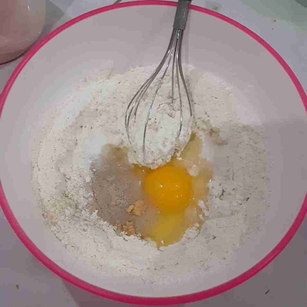 Campurkan tepung terigu, maizena, telur ayam dan bumbu. Aduk rata.