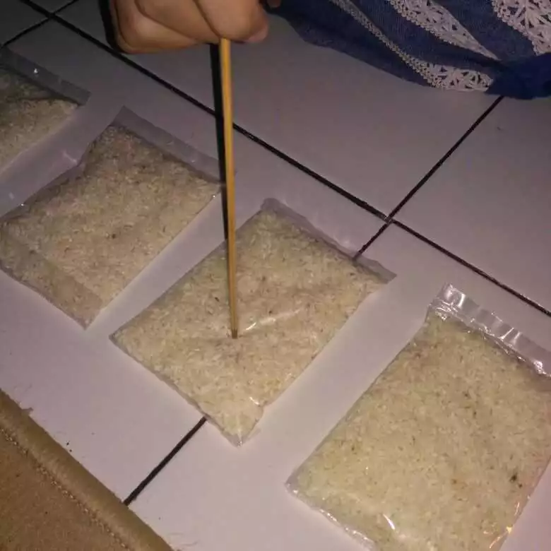 Step 3 Lontong Plastik Magicom