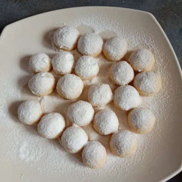 baluri dgn bahan taburan lalu simpan dlm toples. siap disajikan