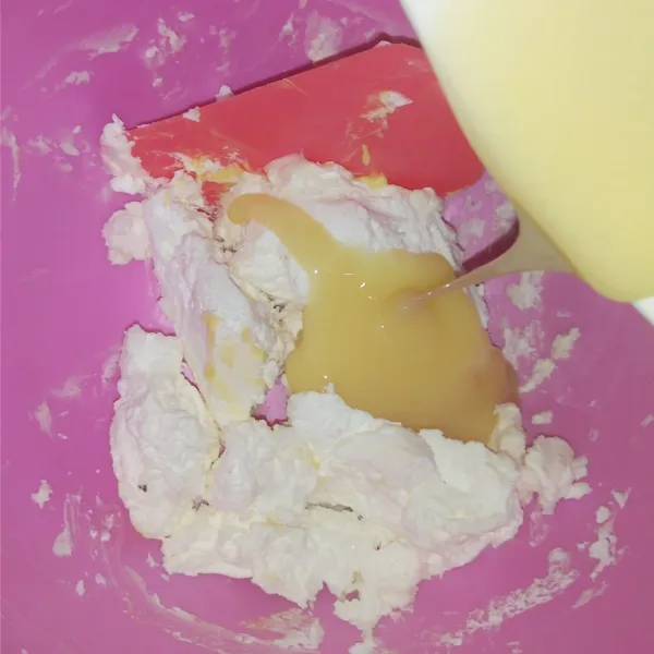 Campurkan margarin dan susu kental manis,dan aduk sampai tercampur dan tektur dari mentega lembut.