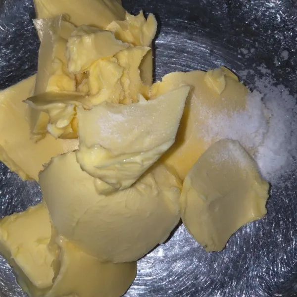 Campur butter, margarin, garam dan vanili, mixer sampai mengembang putih ±2 menit.