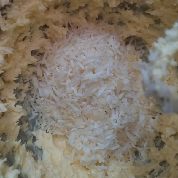 Masukkan keju, aduk rata dengan spatula.