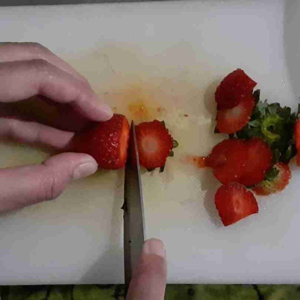 Buang tangkai strawberry lalu cuci bersih.