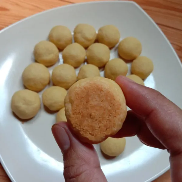 panggang hingga bagian bawah kecoklatan lalu dinginkan