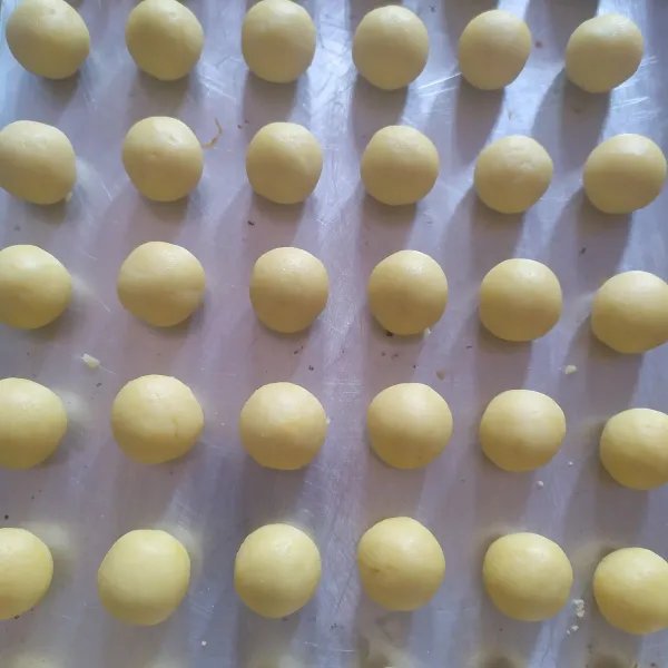 Cetak bulat sebesar kelereng atu 1 sdt, panggang sampai kuning saja tidak perlu sampai kecoklatan, diamkan 2 menit.