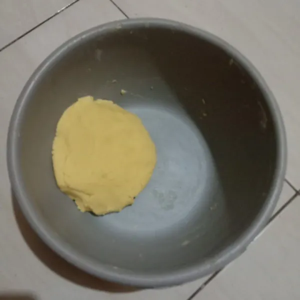 uleni tepung terigu, margarin, vanili essence & gula halus hingga tercampur rata & bisa dibentuk