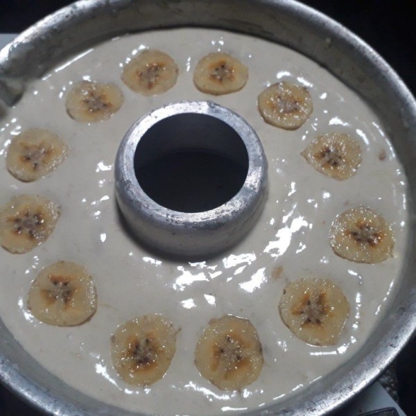 Masukkan dalam loyang yang sebelumnya sudah dioles margarin dan ditaburi tepung.