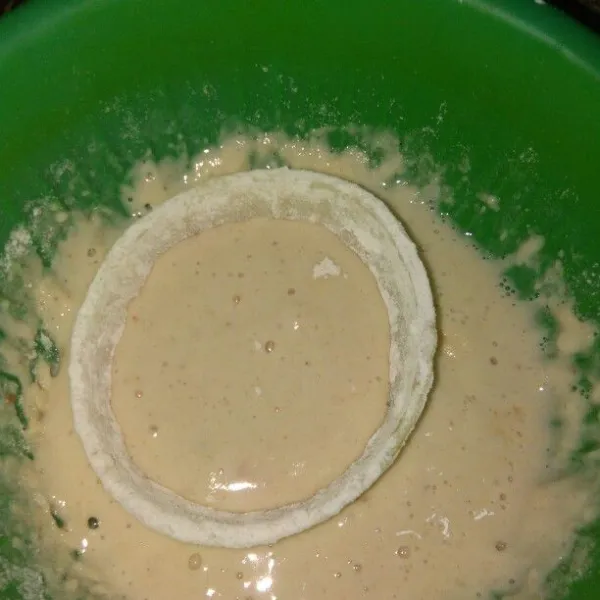 Lalu masukan ke adonan basah.