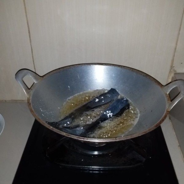 Panaskan minyak goreng. Goreng ikan lele hingga kering. Angkat dan tiriskan.
