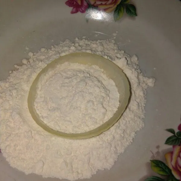 Balurkan bawang bombay ke adonan kering.