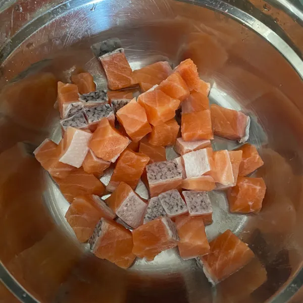 Potong dadu salmon (potongan sesuai selera).