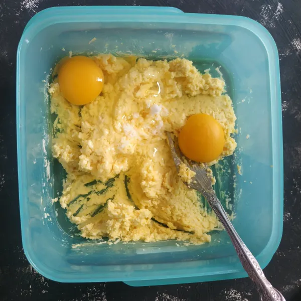 tambahkan telur,aduk rata